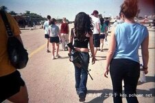 girls-carrying-guns-israel-jew-01.jpg