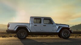 2020-Jeep-Gladiator-Gallery-Exterior-Grey-Overland-Parked_v2.jpg.image_.1440.jpg