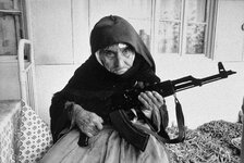 cool-must-see-black-white-historic-moments-weapon-old-lady.jpg